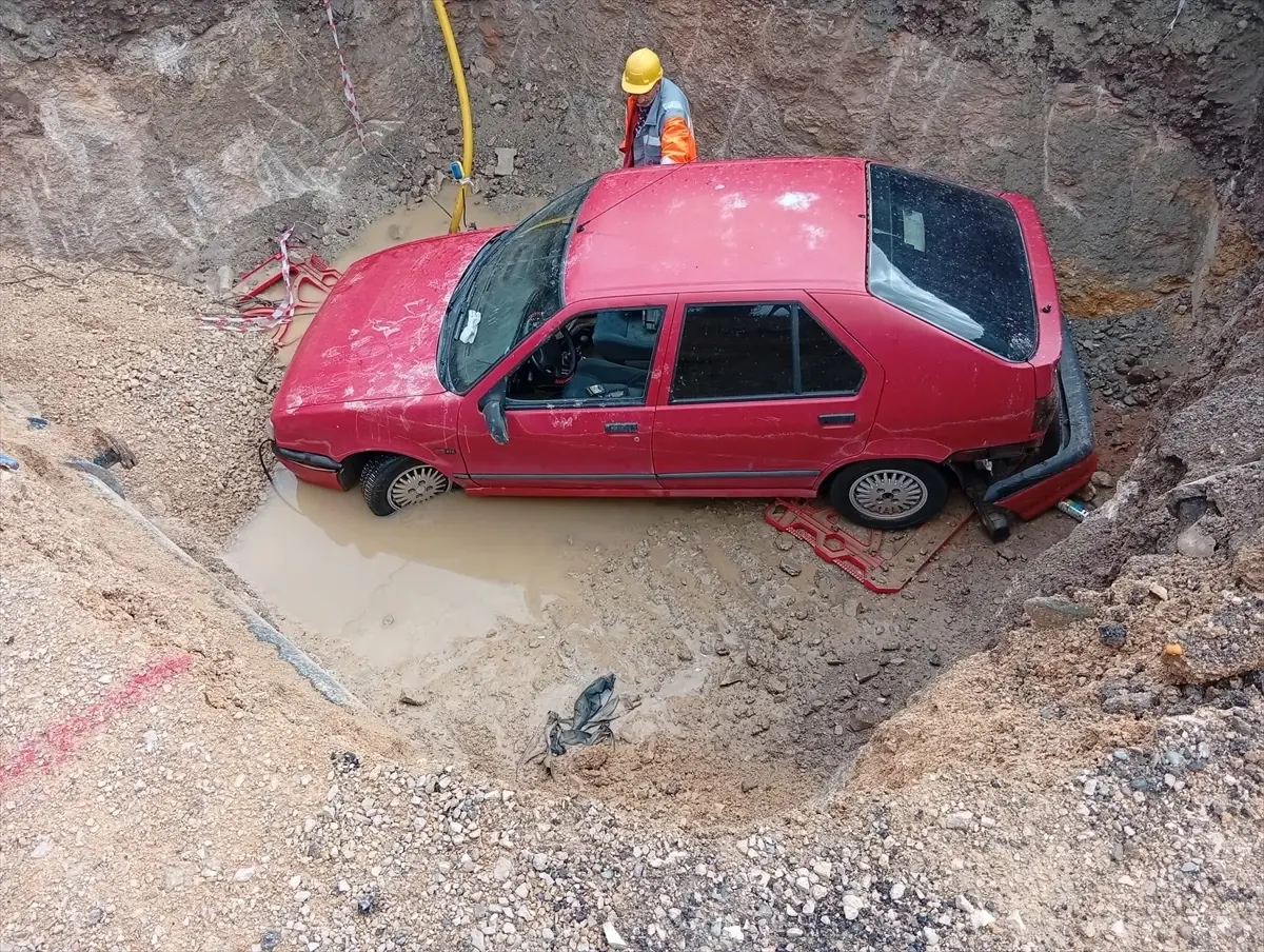 Kozan’da Yol Çalışması Nedeniyle Oluşan Çukurda Araç Sürücüsü Yaralandı
