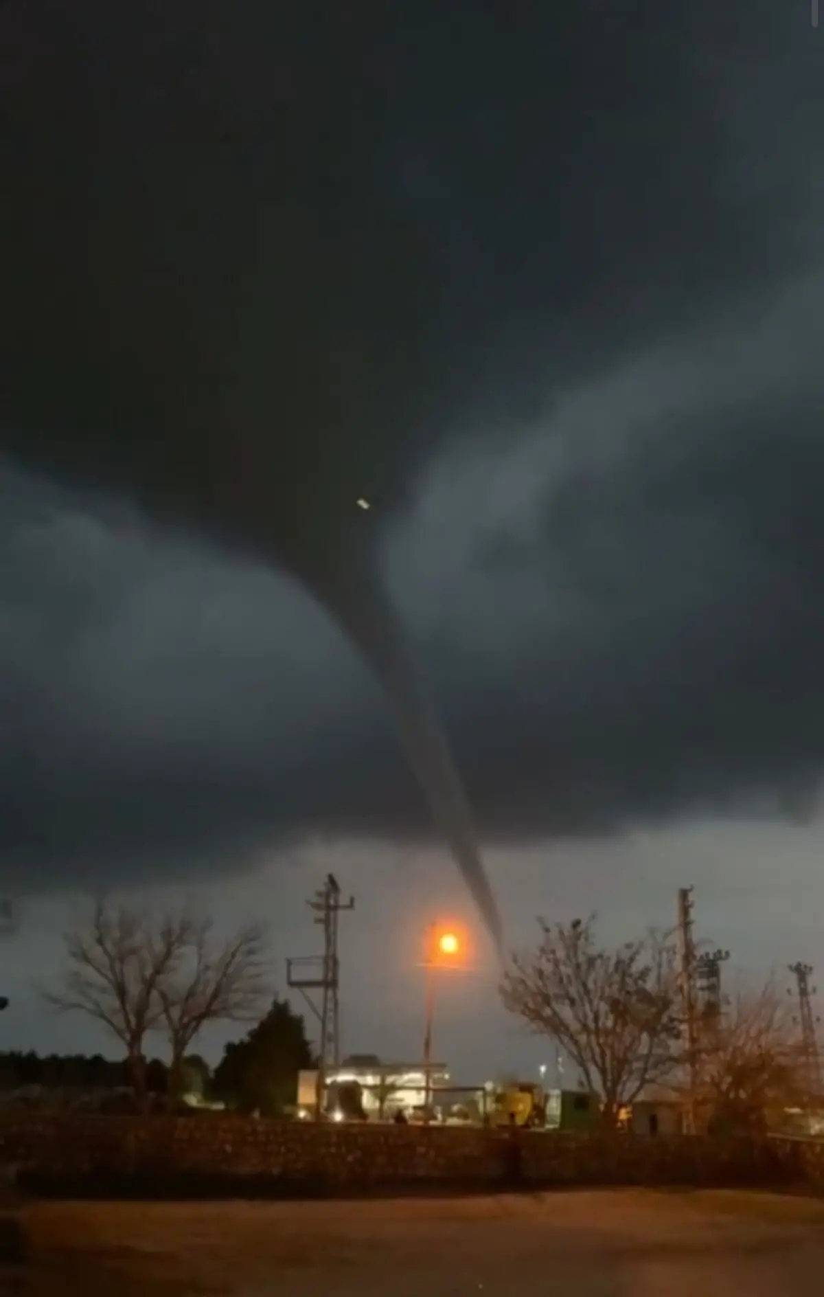 Mardin'in Kızıltepe İlçesinde Şiddetli Hortum Görüldü, Anlar Cep Telefonuyla Kaydedildi