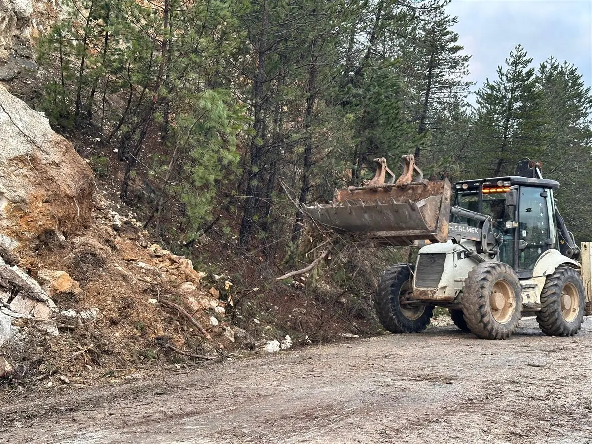Mengen'de Şiddetli Sağanak Sonrası Heyelan Yol Açıklamasını Geciktirdi