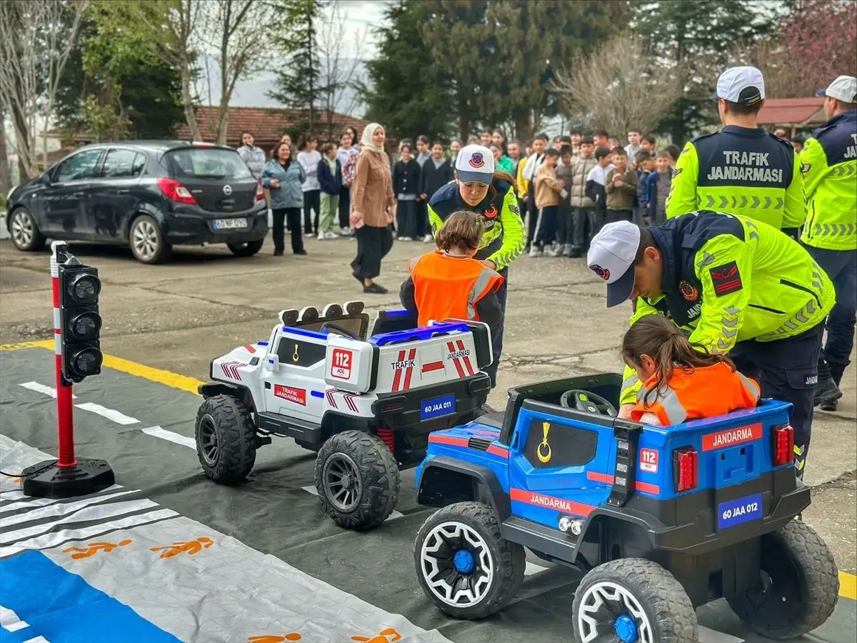Niksar’da Jandarma’dan Öğrencilere Uygulamalı Trafik Bilinci Atölyesi