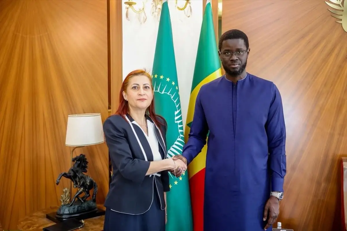 Türkiye'nin Dakar Büyükelçisi Karaoğlu, Senegal Cumhurbaşkanı Faye'ye Güven Mektubu Sunuyor
