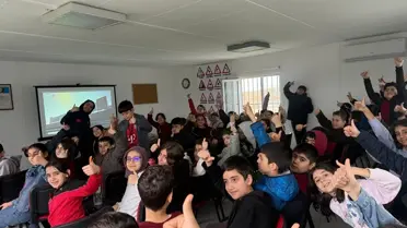 Yangın tatbikatı sırasında öğrenciler