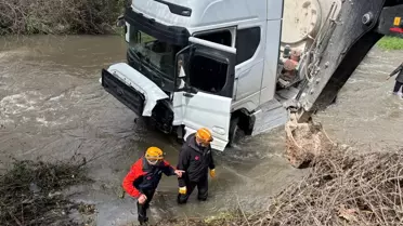 Kaza sonrası devrilmiş beton mikseri