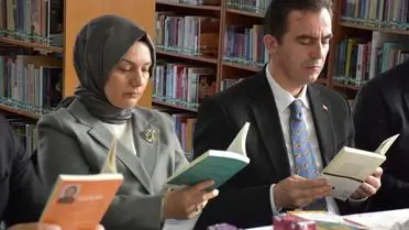 Vali Karakaya kitap okuma etkinliğinde konuşma yapıyor
