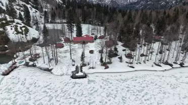 Karla kaplı Karagöl manzarası