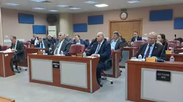 Toplantı salonunda meclis üyeleri ve rapor sunumu