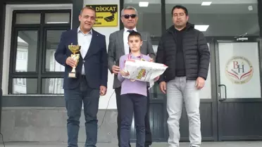 Ömer Agah Aslan yarışmada birincilik madalyasını alırken