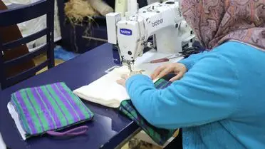 Kutnu kumaşı dokuma atölyesi sırasında çalışan katılımcılar