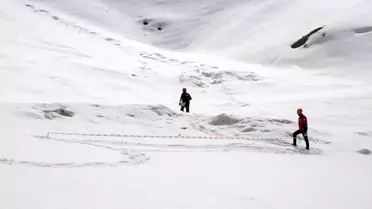 Gönüllü arama kurtarma ekibi çığ sahasında eğitim alıyor