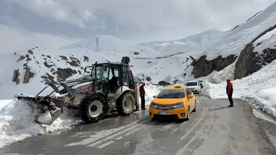 Temizlenmiş çığ sonrası yol görünümü