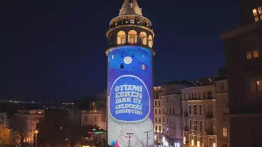 Işıklandırılmış Fatih Sultan Mehmet Köprüsü ve Galata Kulesi