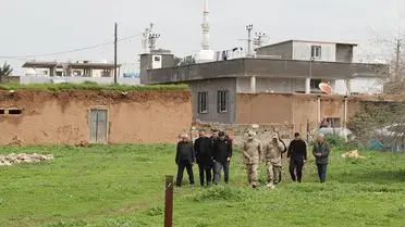 Arazi içinde bulunan kadın