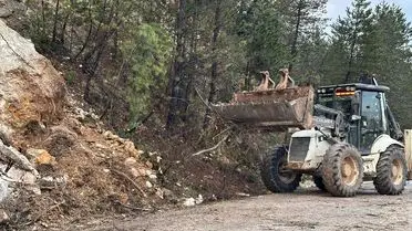 Mengen heyelan sonrası yol çalışması