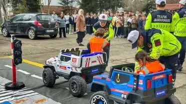 Uygulamalı trafik eğitimi sırasında kullanılan jandarma aracı