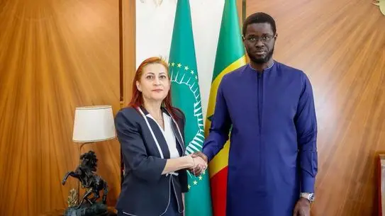 Türkiye'nin Dakar Büyükelçisi Karaoğlu, Senegal Cumhurbaşkanı Faye'ye Güven Mektubu Sunuyor