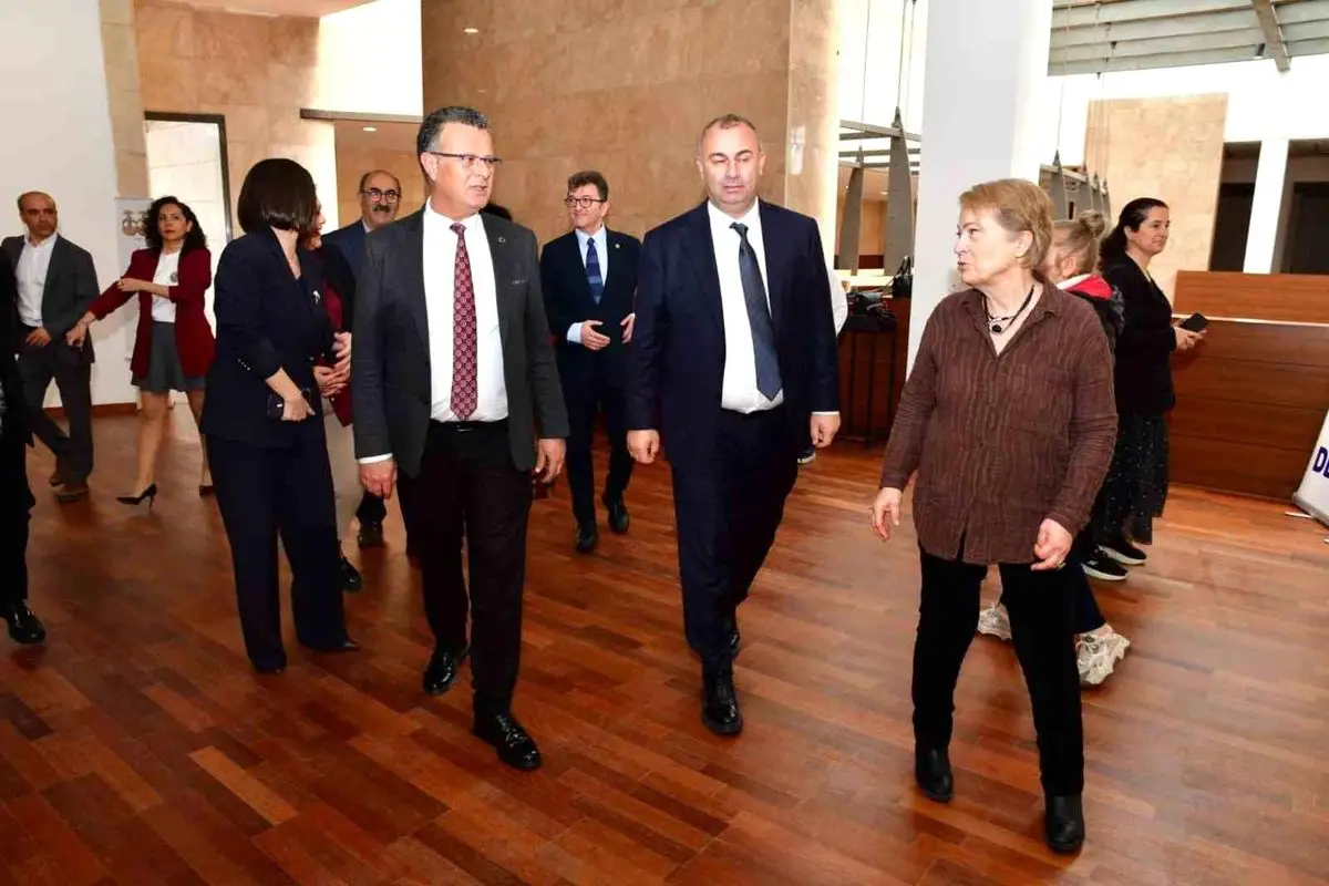 Alaşehir'de 'Umuda Yolculuk' Seramik Sergisi Açıldı: 31 Sanatçının Eserleri Çocuk Kanser Hastalarına Destek Oluyor