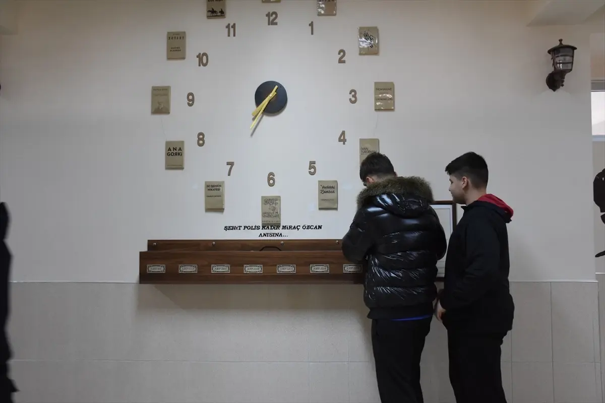 Lise Öğrencileri Harçlıklarıyla Arkadaşlarına Burs Sağlıyor