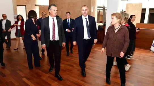 Sergi içinde sergilenen seramik eserler