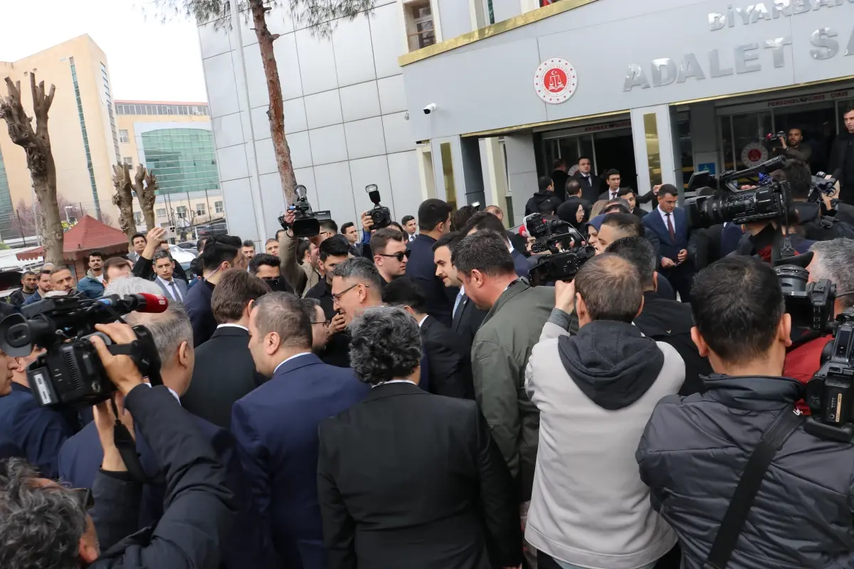 Adalet Bakanı Akın Gürlek, Diyarbakır Adliyesi'nde Cuma Namazını Kıldı