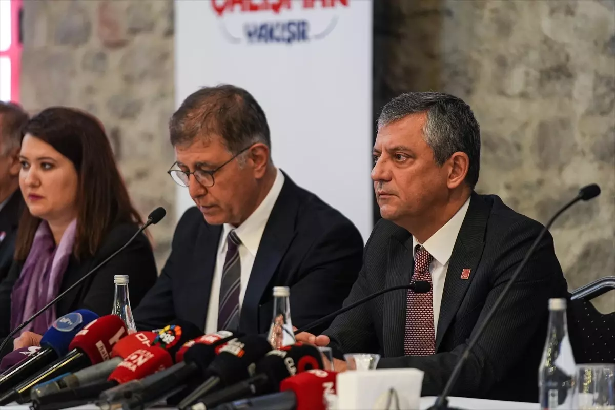 İzmir'de Roman Topluluğu Temsilini Artırma Çağrısı: Özgür Özel'den Önemli Açıklama