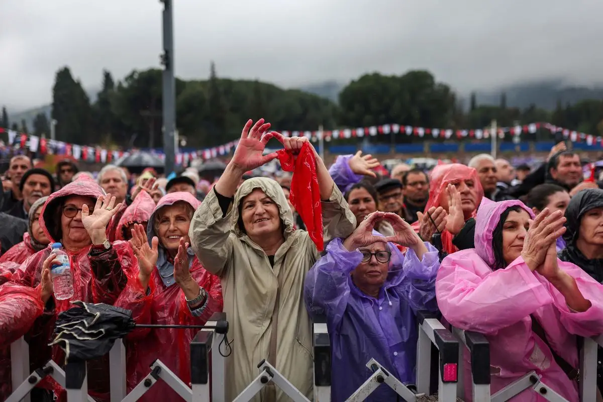 CHP’nin Direnişi: Özgür Özel’den Teslim Olmama Mesajı