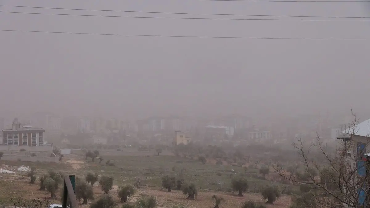 Kilis’te Şiddetli Toz Taşınımı Vatandaşların Günlük Yaşamını Zorlaştırıyor
