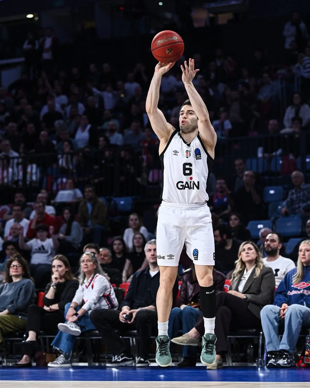 Beşiktaş GAİN, Bahçeşehir Koleji'ni 82-72 Yenerek EuroCup Finaline Yol Açtı