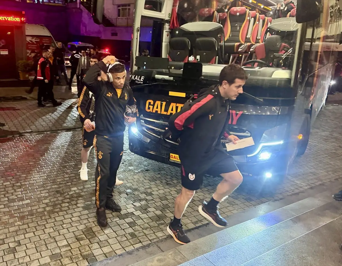 Galatasaray Kafilesi Trabzon’da Coşkulu Karşılama ile Maç Öncesi Hazırlıklarını Tamamladı