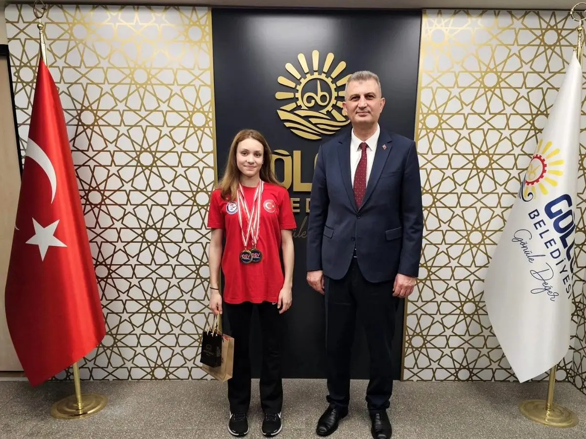 Alara Gökalp’in Altın Zaferi: Gölcük Belediye Başkanı Sezer’le Mutluluğu Paylaştı