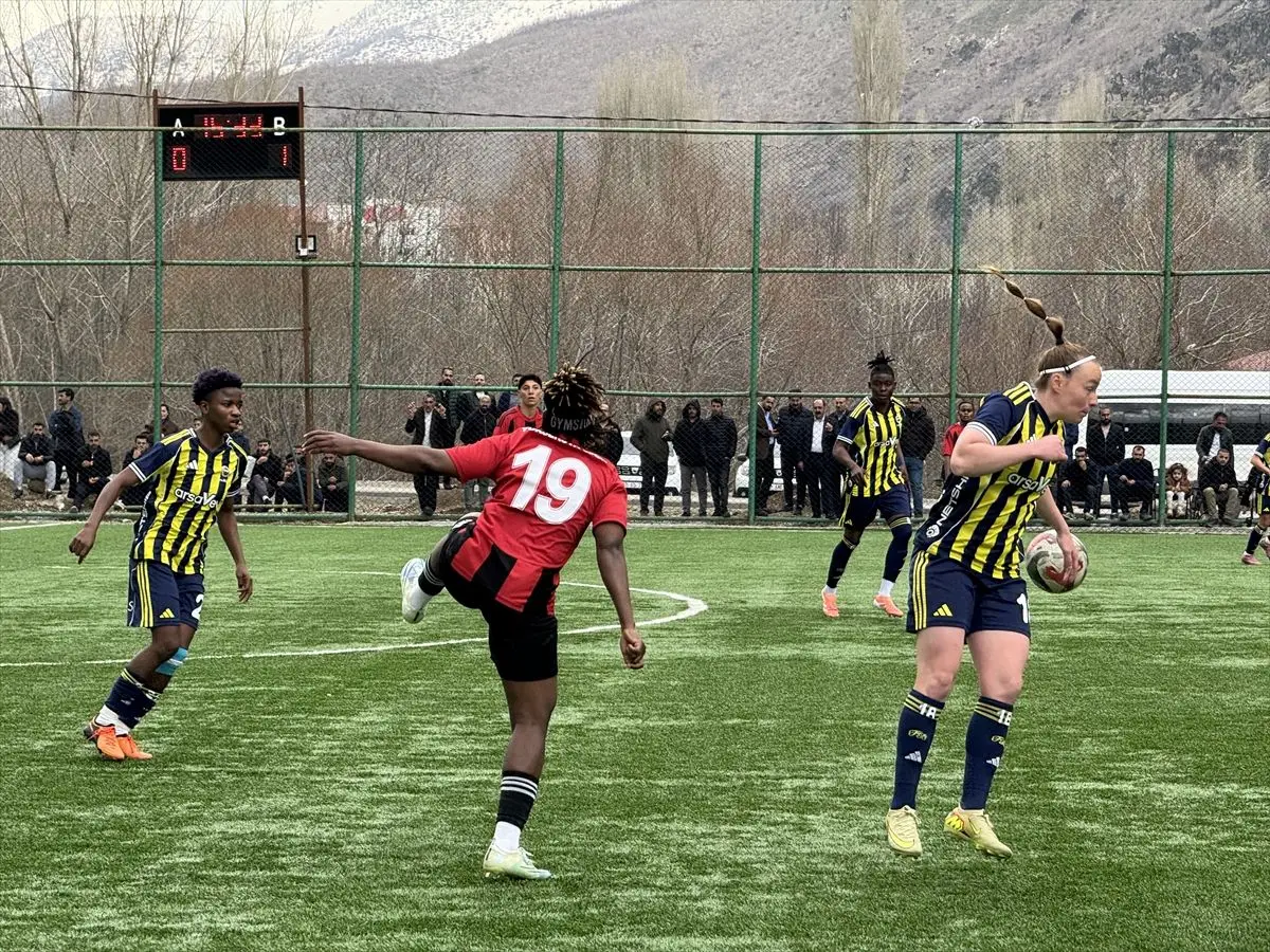 Fenerbahçe Teknik Direktörü Gökhan Bozkaya, Yüksekovaspor Maçında Tribün Nesnesiyle Yaralandı