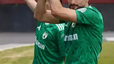 Maç sahası ve iki takımın karşılaşması