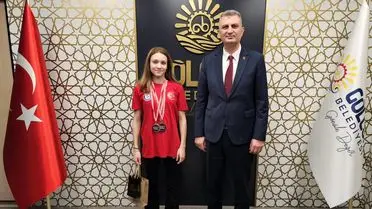 Alara Gökalp yarışta altın madalya kazanırken