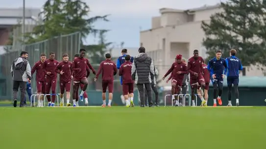 Stadyumda hazırlık yapan iki takım