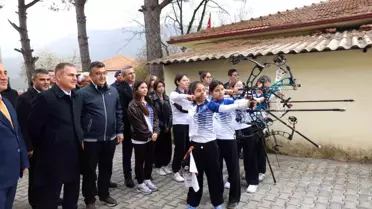 Okçuluk antrenmanı sırasında Vali Akbıyık