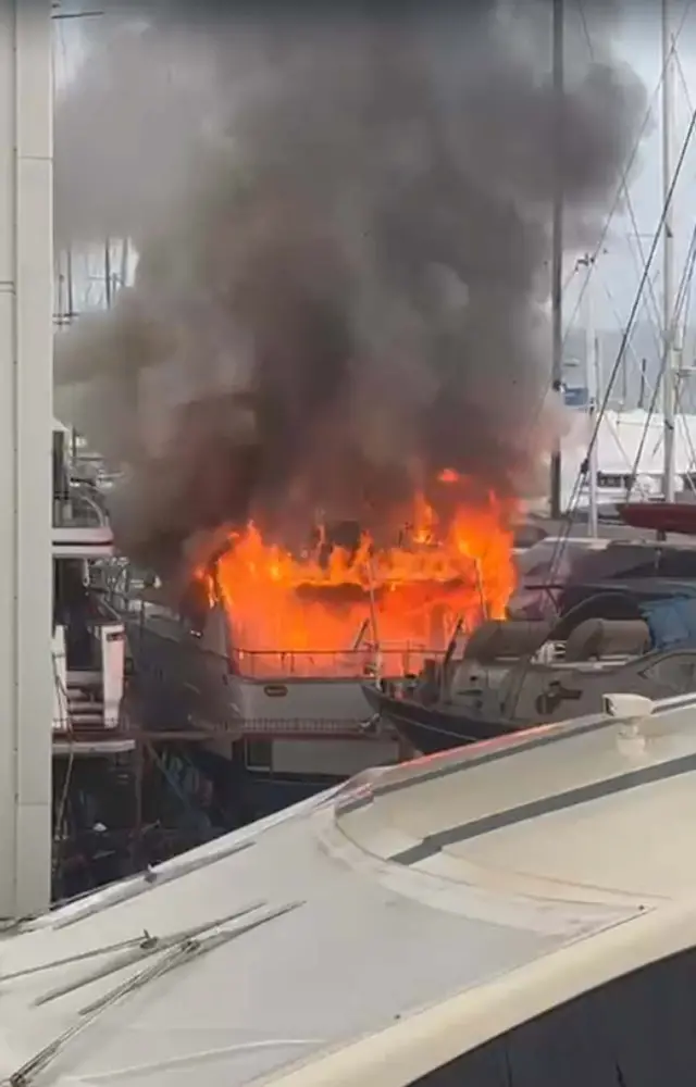 Yanmış motoryatın yan kısmı