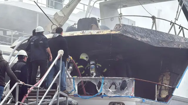 Yangın söndürme ekipleri çalışıyor