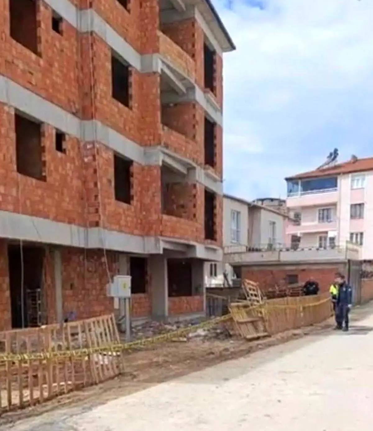 Amasya’nın Suluova İlçesinde İnşaat Çatısında Düşen İşçi Hayatını Kaybetti