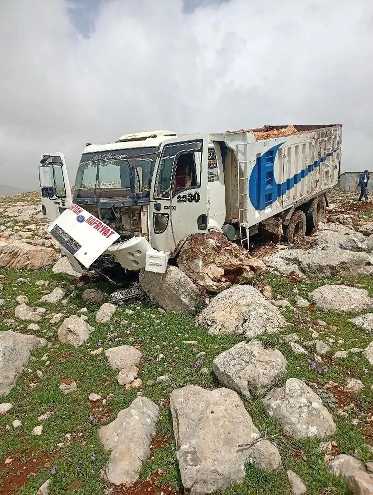 Silvan’da Freni Boşalan Hafriyat Kamyonu Taşlara Çarptı: Sürücü Yaralandı