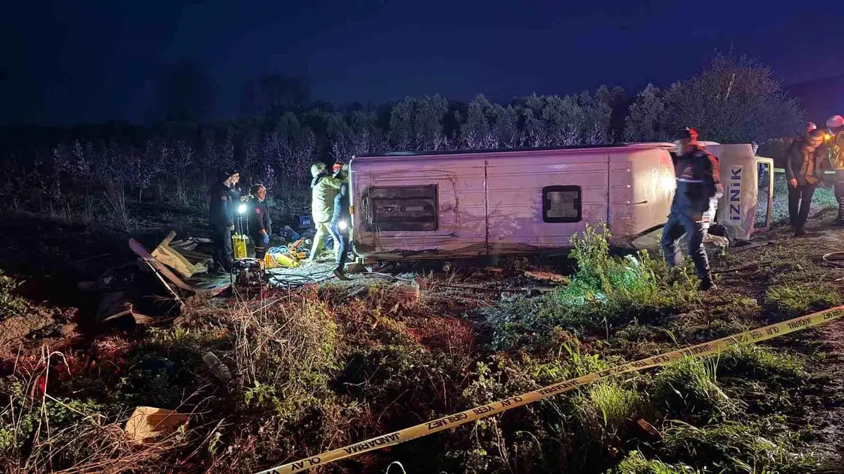 İznik'te Minibüs Kazası: 1 Ölü, 12 Yaralı