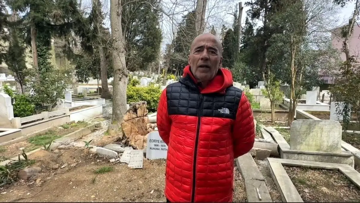 Sarıyer'de fırtına sonrası devrilen ağaçlar mezarlıklara zarar verdi