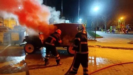 İtfaiye ekipleri yangını söndürürken