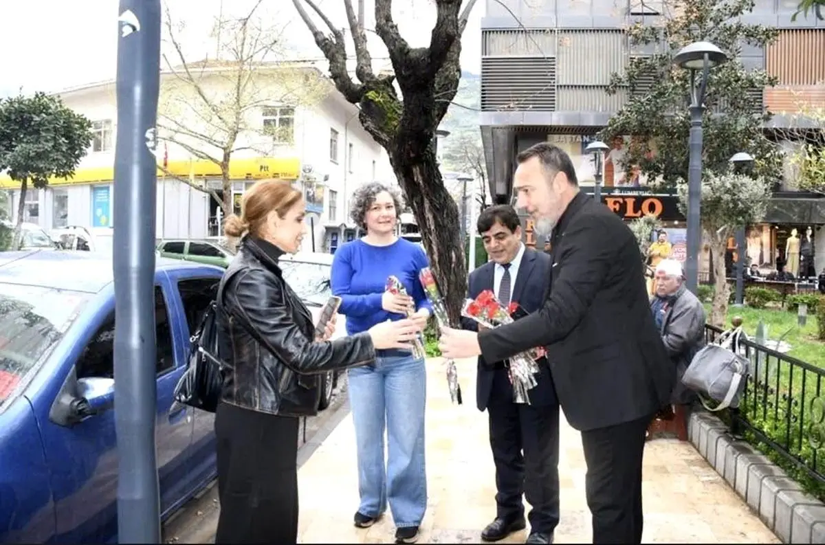 Manisa’da Dünya Ağrılılar Günü’ne 404 Karanfil ile Renkli Bir Dokunuş