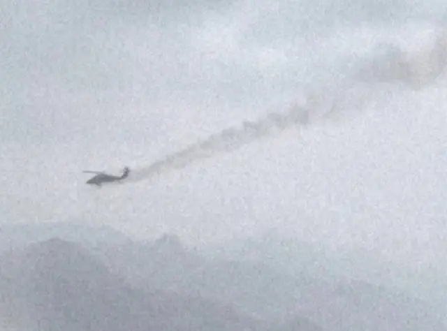 İran Devrim Muhafızları gemi üzerindeki müdahaleyi izliyor