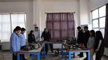 Öğrenciler motorlu taşıtları tamir ederken