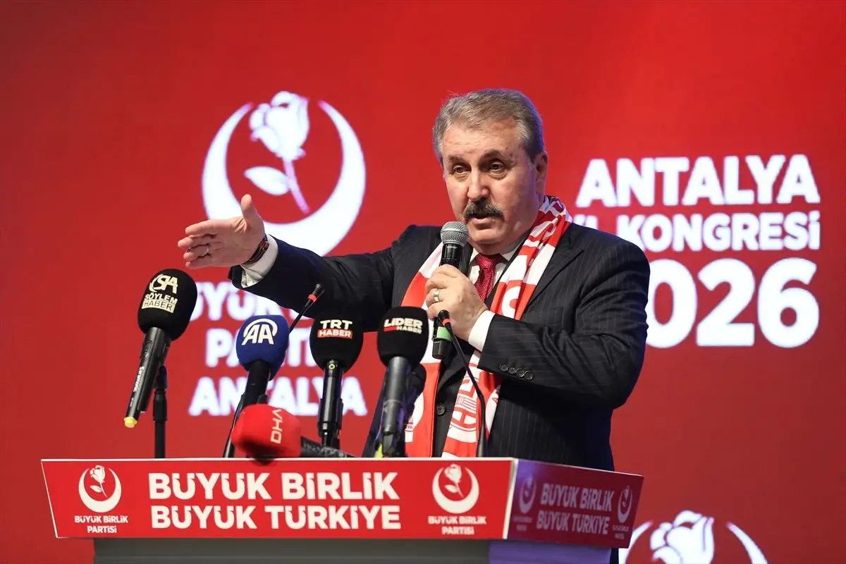BBP Lideri Destici, Antalya Kongresi'nde Küresel Gelişmelerin Türkiye'ye Etkilerini Vurguladı
