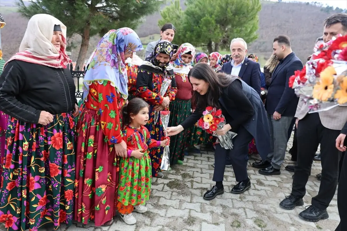 AK Parti Milletvekili Çiğdem Karaaslan, Vezirköprü'de Teşkilat ve İş Yerlerini Ziyaret Etti
