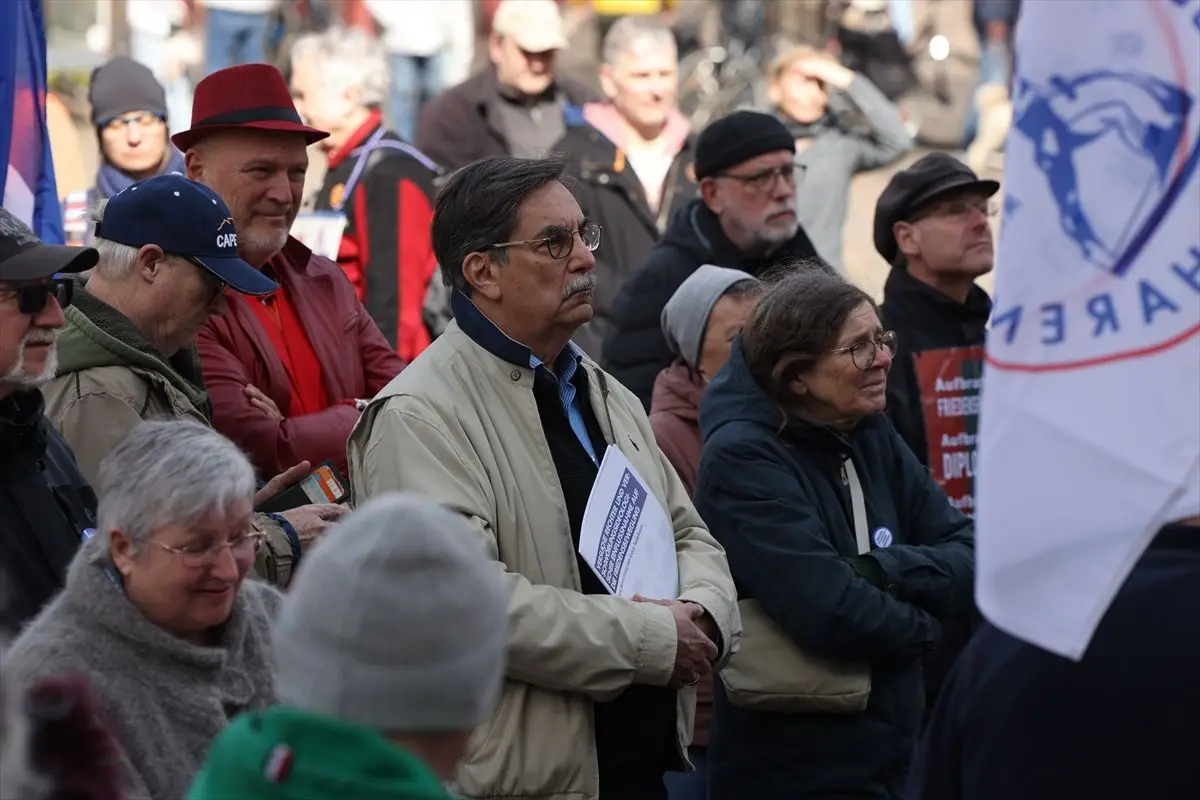 Osnabrück'te Volkswagen Fabrikasına Silah Üretimi Karşıtı Gösteri Düzenlendi