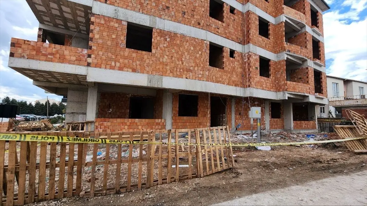 Suluova’da 65 Yaşındaki İnşaat İşçisi Çatıdan Düşerek Hayatını Kaybetti