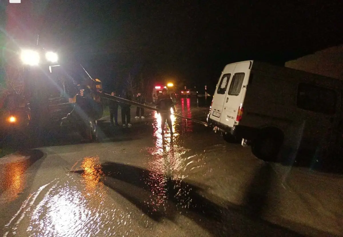 Ayvacık’ta Şiddetli Sağanak Yolları Kapattı, Tarım Arazileri Su Basıyor