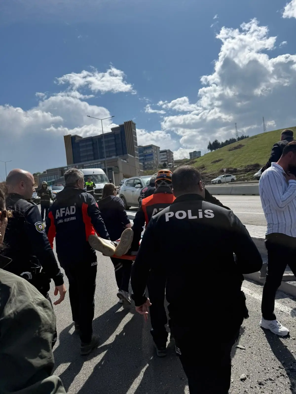 Atakum’da Devrilen Minibüsün Sürücüsü Hastaneye Kaldırıldı